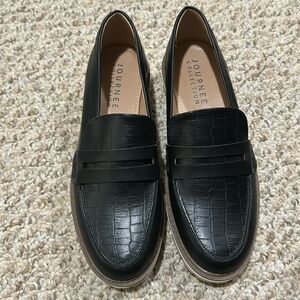 Woman’s loafer black crocodile faux leather 8.5
